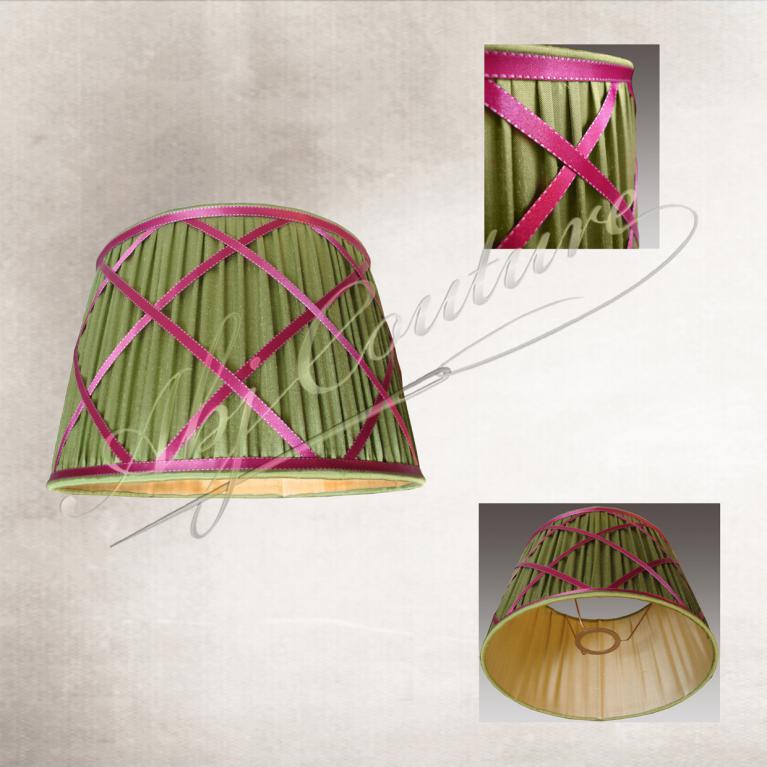 Abat-jour plissé fronces soie verte doublure dorée ornement croisillons galon fushia