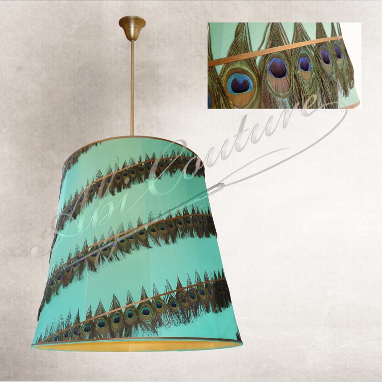 Abat-jour suspension tendu en soie turquoise doublure soie dorée ornement plumes de paon
