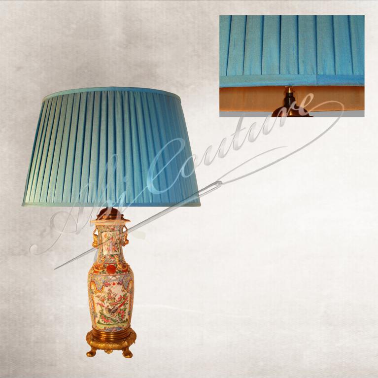 Abat-jour-plissé-fin-soie-bleue-doublure-soie-dorée