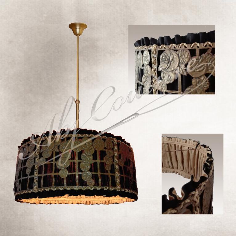 Abat-jour plissé fronces larges lin noir ornement floral laiton doublure soie dorée