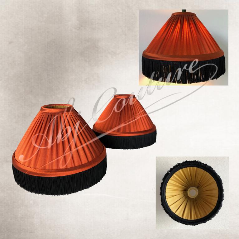 Abat-jour 20 cm pour appliques plissé fronces en soie rouille doublure dorée et passementerie franges noires