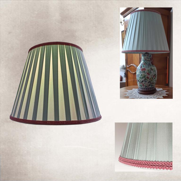 Abat-jour conique plissé en soie verte doublure écrue avec galon Chanel haut et bas.